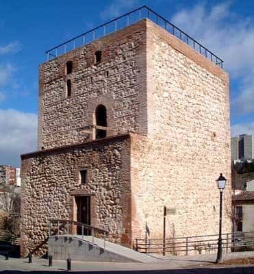 Entrada principal del Torreón del Alamín con rampa de acceso