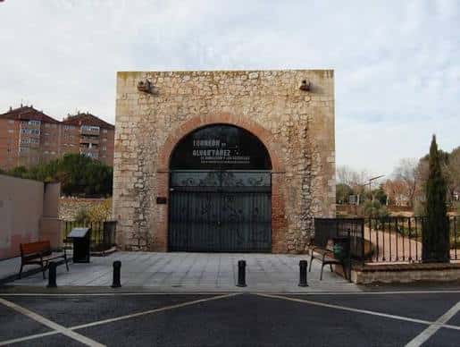 Entrada frontal del Torreón con el gran arco de acceso y portón metálico