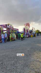 Feria o evento festivo en la explanada de Santa Teresa con casetas y público