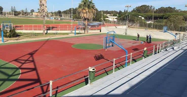Pistas deportivas exteriores con canchas de baloncesto en la Ciudad Deportiva