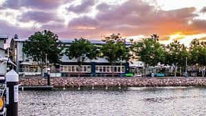 Vista panorámica del Newcastle Cruising Yacht Club al atardecer desde el agua