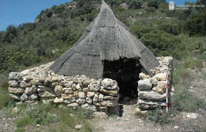 Reconstrucción de una cabaña talayótica con techo de paja
