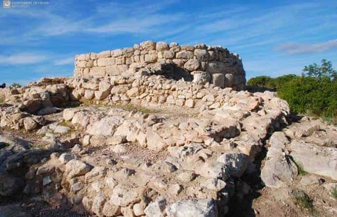Estructura circular de piedra bajo cielo despejado