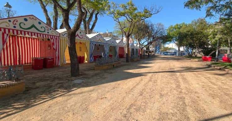Montaje de casetas festivas en el interior del parque para eventos