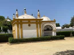 Edificio histórico amarillo y blanco dentro del Parque de la Victoria