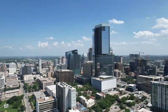 Vista aérea del edificio Residences at 6G en el skyline de Austin
