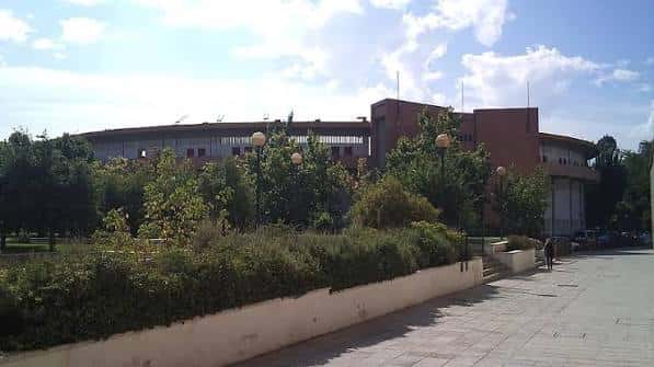 Vista exterior del Recinto Ferial Alfonso Sánchez Herrera con su fachada moderna y entorno ajardinado