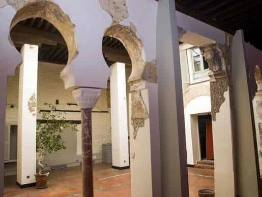 Patio interior de la Casa del Temple con arcos mudéjares y columnas