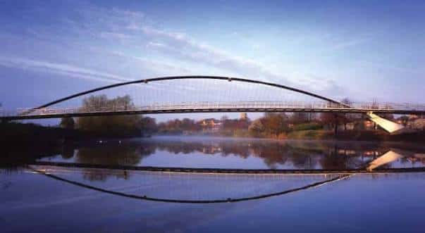 El puente en un atardecer con reflejo en el agua