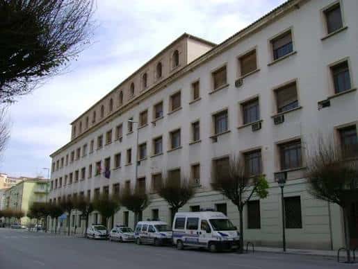 Vista exterior de la fachada principal de la Antigua Escuela de Magisterio en Jaén