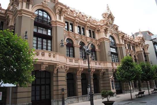 Fachada principal del Centro Cultural y Complejo Deportivo Los Canapés