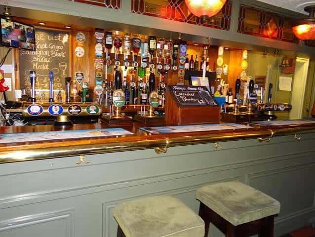 Barra interior con grifos de cerveza y decoración tradicional
