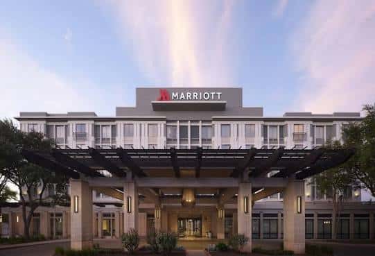 Entrada principal del hotel con marquesina y logo de Marriott
