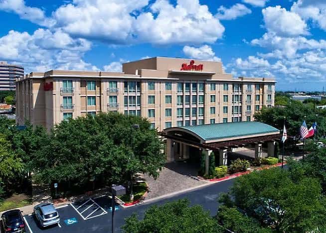 Vista aérea del complejo Marriott con estacionamiento y banderas