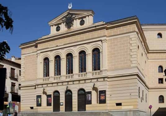 Vista exterior diurna del Teatro de Rojas mostrando su fachada neoclásica