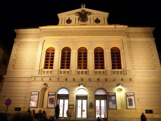 Fachada iluminada del Teatro de Rojas por la noche
