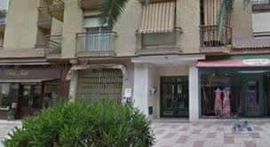 Planta baja del edificio con locales comerciales y entrada principal