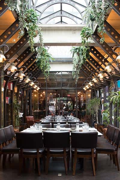 Interior del restaurante Eberly con mesas dispuestas para cena