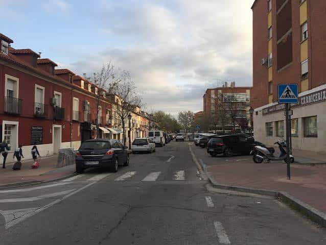 Vista de la Calle Infantas en Aranjuez con edificios tradicionales y tráfico urbano