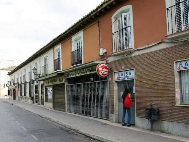 Fachada de edificio histórico en la Calle Infantas con detalles arquitectónicos típicos