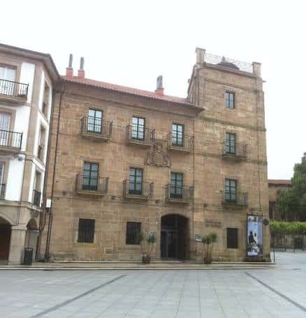 Vista frontal del Palacio de Ferrera en Avilés mostrando su fachada histórica de piedra con balcones y escudo
