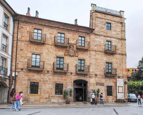 Fachada principal del Palacio de Ferrera con personas transitando frente al edificio