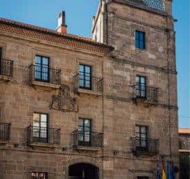 Detalle arquitectónico de la torre lateral del Palacio de Ferrera bajo cielo azul