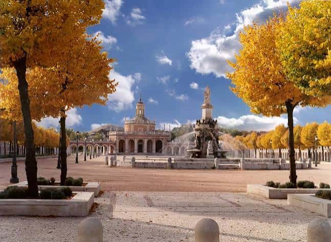 Plaza de San Antonio en otoño con árboles dorados y fuente central