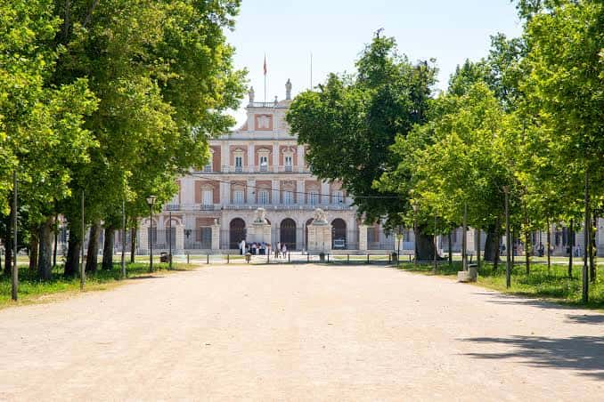 Vista frontal del Palacio Real de Aranjuez con el paseo arbolado