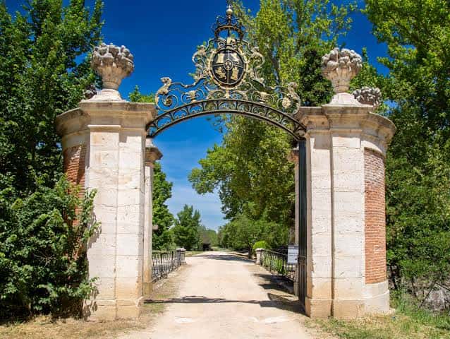 Puerta monumental de acceso al Raso de la Estrella