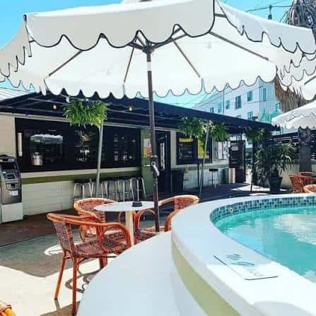 Vista del bar exterior junto a la piscina