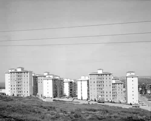 Fachadas de edificios residenciales del Polígono del Valle con cielo despejado