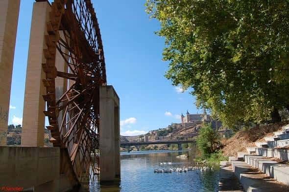 La noria histórica del parque junto al río, con vistas al Alcázar de Toledo al fondo