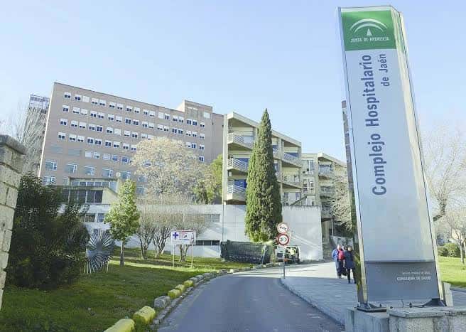 Vista exterior del Complejo Hospitalario Universitario de Jaén con su señalización principal