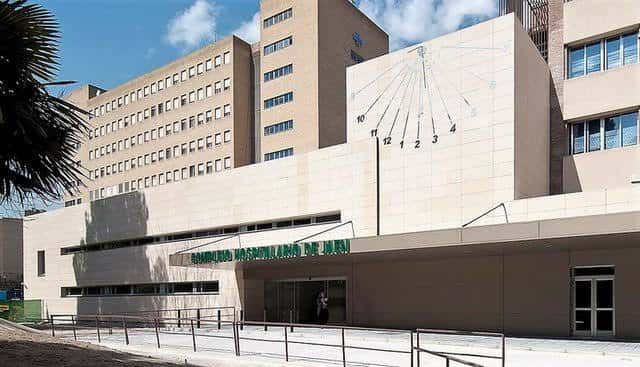 Fachada del Hospital Universitario de Jaén con reloj solar en la pared