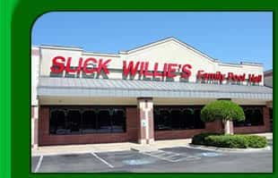Fachada exterior de Slick Willie's Family Pool Hall con letrero rojo