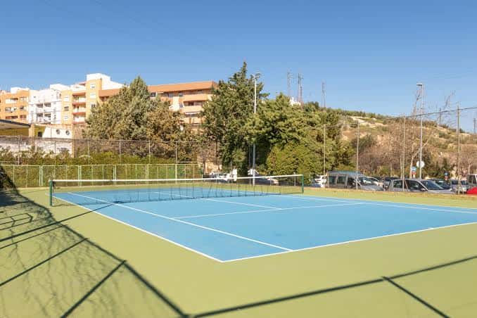 Cancha de tenis exterior en el complejo deportivo