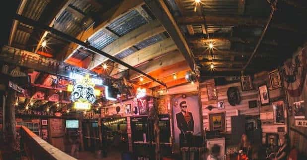 Interior del bar con iluminación cálida y decoración rústica