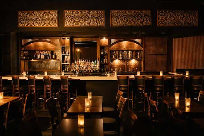 Interior elegante del bar con iluminación cálida y decoración de madera