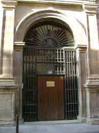 Entrada principal del Archivo Histórico Provincial de Jaén con arco y reja metálica