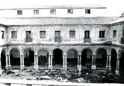 Patio interior histórico del edificio con arcos y columnas