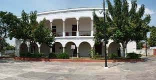 Vista frontal del edificio blanco del centro cultural con balcones y columnas