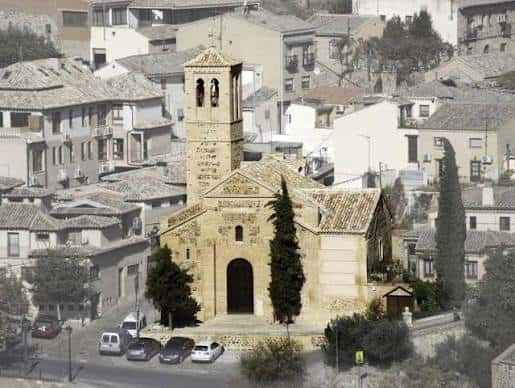Vista exterior de la Iglesia de San Sebastián en Toledo con su torre y fachada medieval
