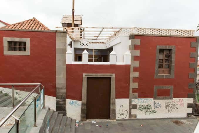 Fachada principal con detalles arquitectónicos y escalera de acceso
