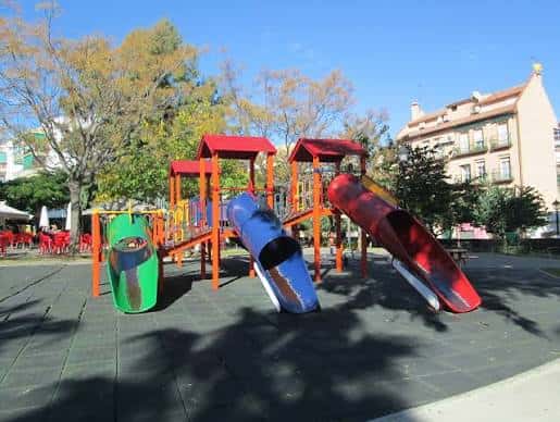 Zona de juegos infantiles con toboganes coloridos en el parque