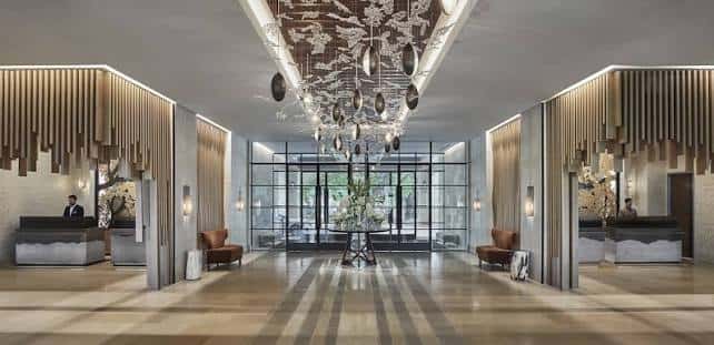 Vista del elegante vestíbulo principal con iluminación moderna y decoración de lujo