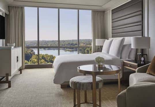 Habitación de lujo con vista panorámica al río y paisaje natural
