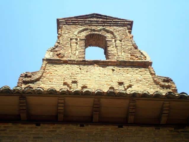 Detalle arquitectónico de la torre de ladrillo del edificio histórico