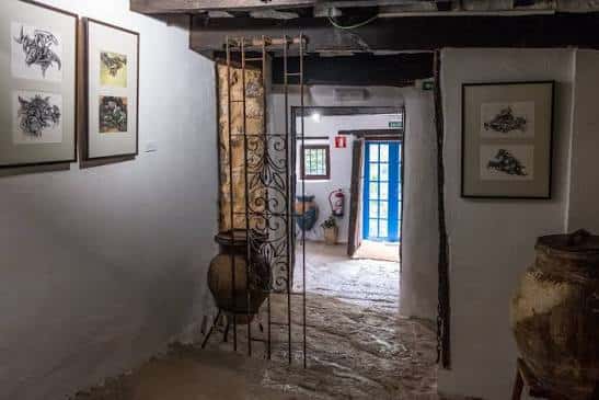 Interior de la Fundación García y Chico con obras expuestas