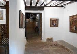 Pasillo del museo con arte en las paredes